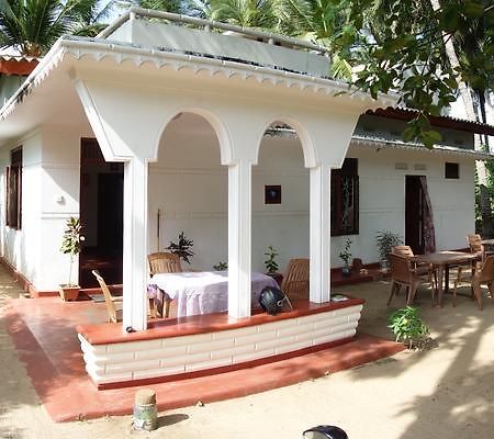 Little White House Hotel Trincomalee Eksteriør billede