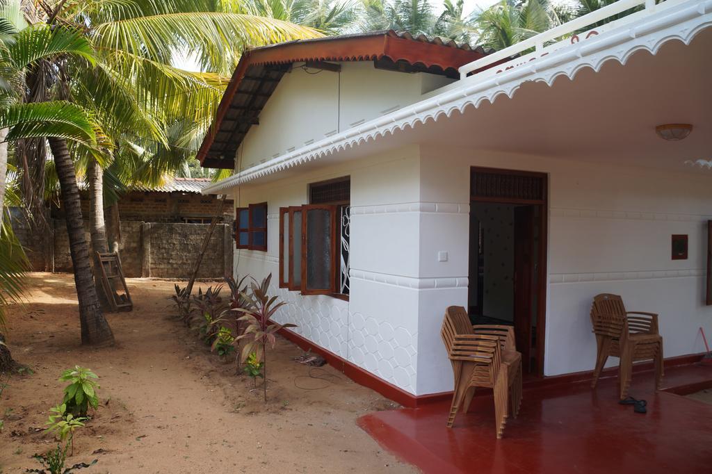 Little White House Hotel Trincomalee Eksteriør billede