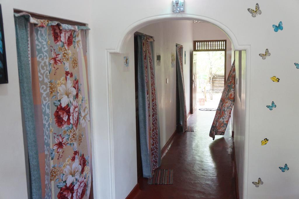 Little White House Hotel Trincomalee Eksteriør billede