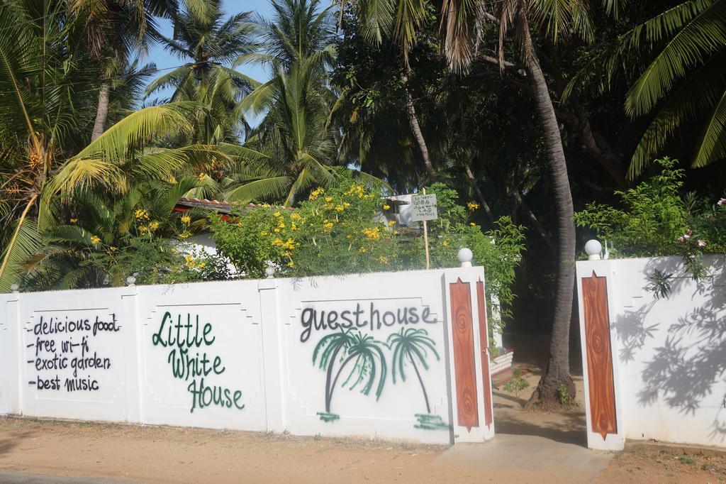 Little White House Hotel Trincomalee Eksteriør billede