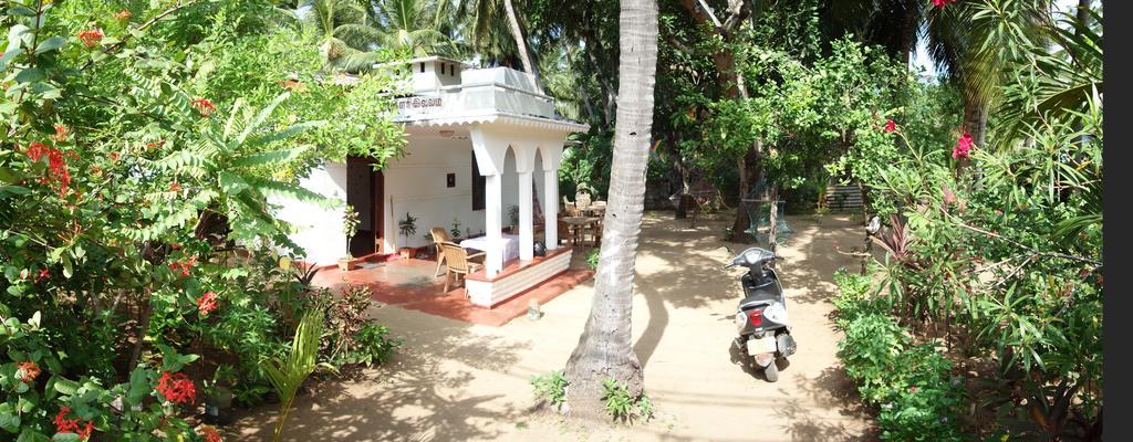 Little White House Hotel Trincomalee Eksteriør billede