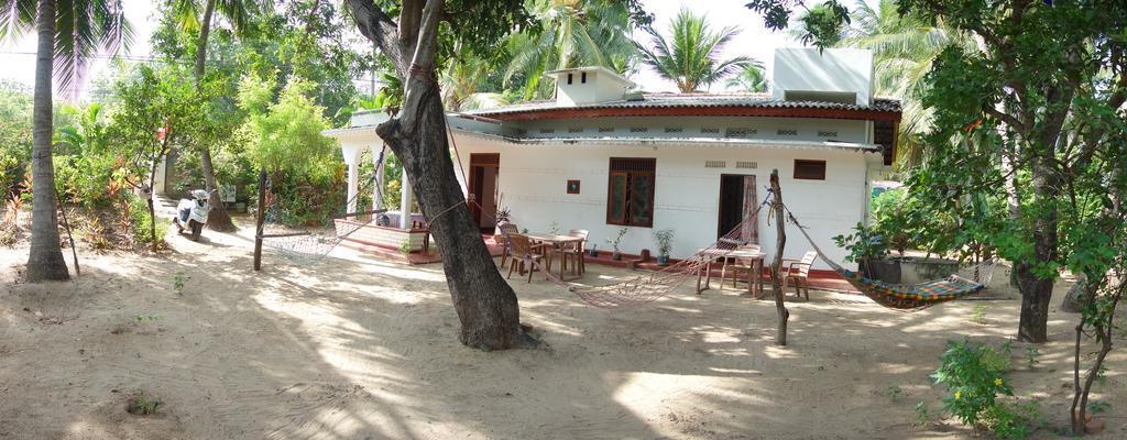 Little White House Hotel Trincomalee Eksteriør billede