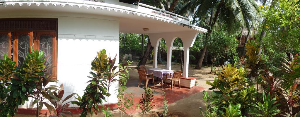Little White House Hotel Trincomalee Eksteriør billede