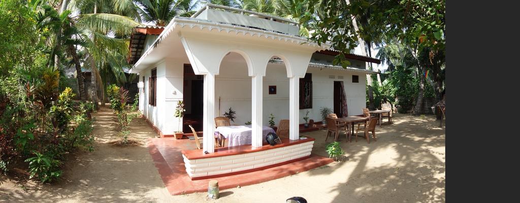 Little White House Hotel Trincomalee Eksteriør billede