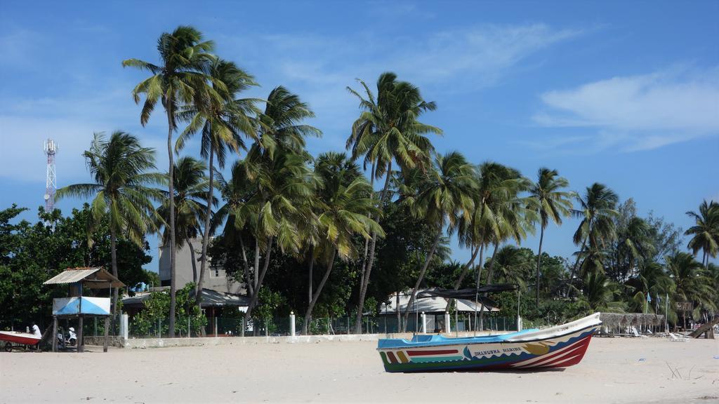 Little White House Hotel Trincomalee Eksteriør billede