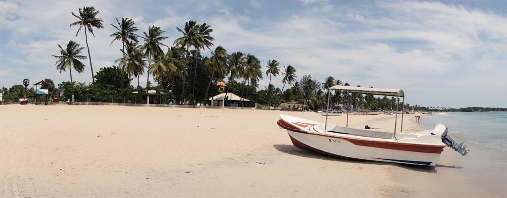 Little White House Hotel Trincomalee Eksteriør billede