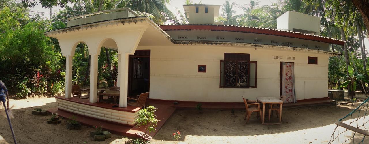 Little White House Hotel Trincomalee Eksteriør billede