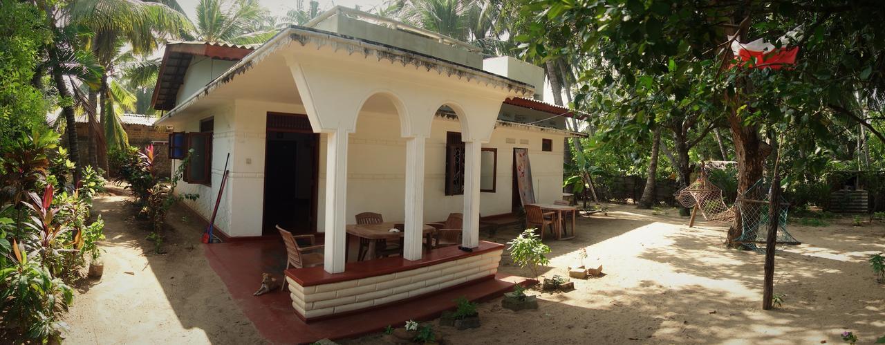 Little White House Hotel Trincomalee Eksteriør billede